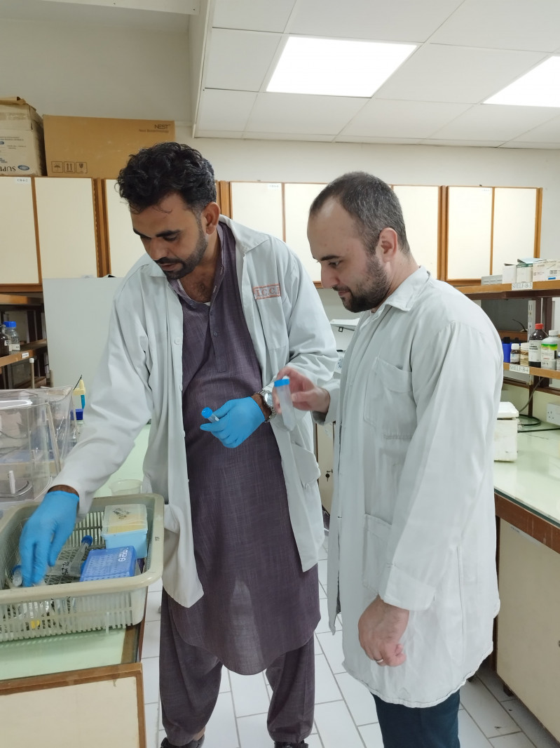 BDU alimi Pakistanın Karaçi Universitetində monokristalların rentgen şüalarının diffraksiyasına dair tədqiqat aparır