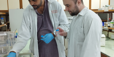 BDU alimi Pakistanın Karaçi Universitetində monokristalların rentgen şüalarının diffraksiyasına dair tədqiqat aparır