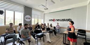 Üsküdar Universitetinin rektoru "ARB 24" və BDU-nun "NewsLab" təlim proqramının iştirakçıları ilə görüşüb