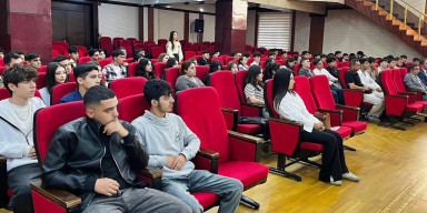 2025/2026-cı tədris ili üzrə bakalavriat səviyyəsinə qəbul olunmuş birinci kurs tələbələrilə görüş keçirilib