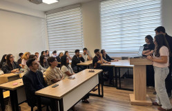 Tələbələrin xaricdəki təhsil və təcrübə proqramlarına həsr olunmuş görüş