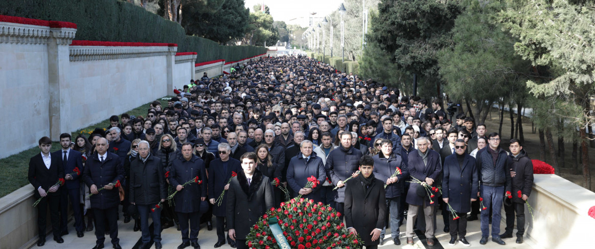 BDU KOLLEKTİVİ ŞƏHİDLƏR XİYABANINI ZİYARƏT EDİB