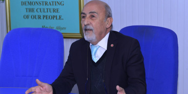 Türkiyəli professor bölmə iclasına sədrlik edib