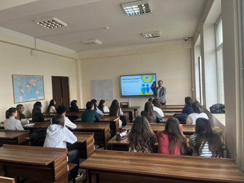 BDU tələbələri əmək bazarının tənzimləmə metodları barədə məlumatlandırılıb