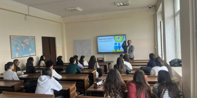 BDU tələbələri əmək bazarının tənzimləmə metodları barədə məlumatlandırılıb