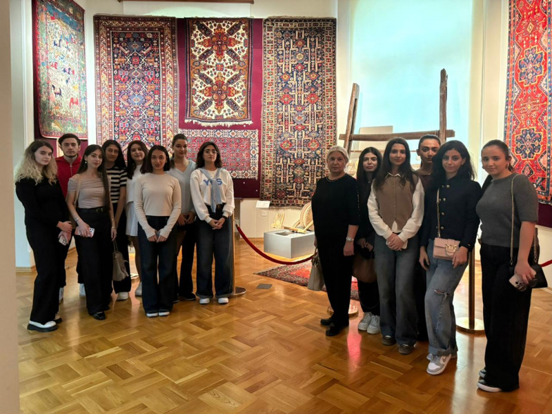 Jurnalistika fakültəsinin tələbələri muzey ekskursiyasında