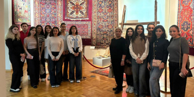 Jurnalistika fakültəsinin tələbələri muzey ekskursiyasında