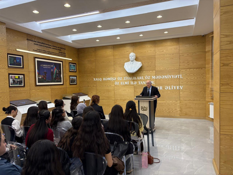 BDU-da “Ulu Öndər xatirələrdə” layihəsinin növbəti qonağı professor İzzət Rüstəmov olub
