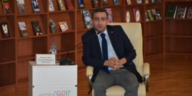 FAKÜLTƏ DEKANI MƏRUZƏ EDİB