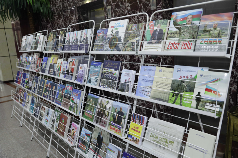 BDU-da Zəfər Günü ilə bağlı kitab sərgisi