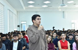 Akademik Rasim Əlquliyev BDU-nun SABAH qruplarının tələbələrinə ustad dərsi keçib