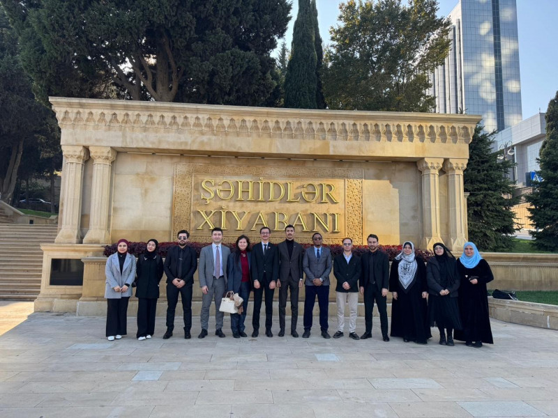 BDU-nun əcnəbi tələbələri Fəxri xiyabanı və Şəhidlər xiyabanını ziyarət ediblər