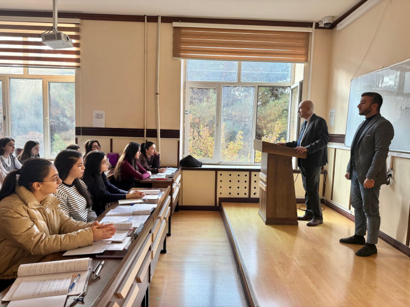 8 Noyabr-Zəfər Günü münasibətilə tələbələrlə görüşlər keçirilib