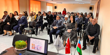 Tarixi roman mövzusunda müzakirə