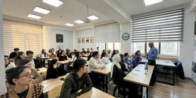 Türkiyənin Ərciyəz Universitetinin professoru BDU-nun SABAH qruplarının tələbələrinə ustad dərsi keçib
