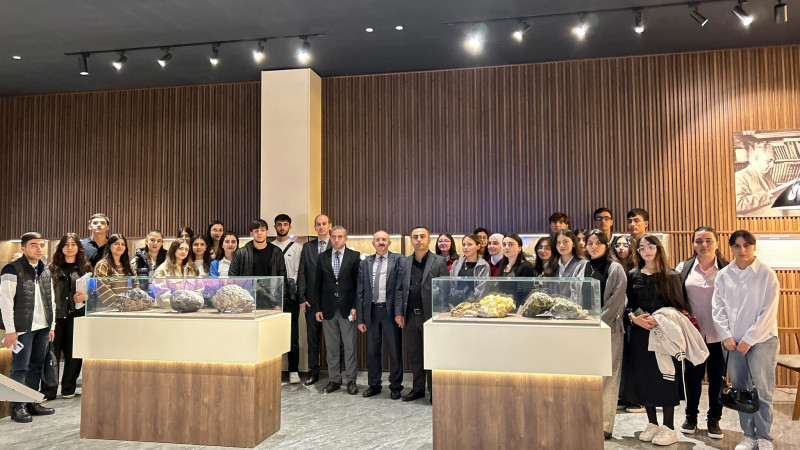 TƏLƏBƏLƏRİMİZ FAYDALI QAZINTILAR MUZEYİNDƏ