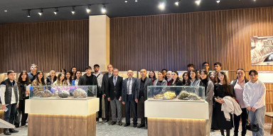 TƏLƏBƏLƏRİMİZ FAYDALI QAZINTILAR MUZEYİNDƏ