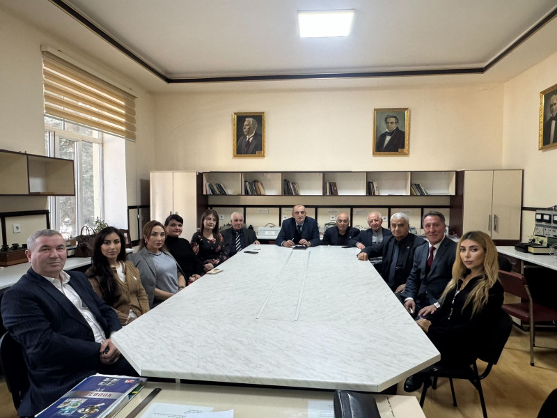 Elmi seminarda qrafit monotəbəqələr barədə danışılıb