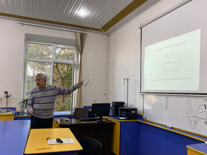 Nəzəri fizika kafedrasında elmi seminar keçirilib