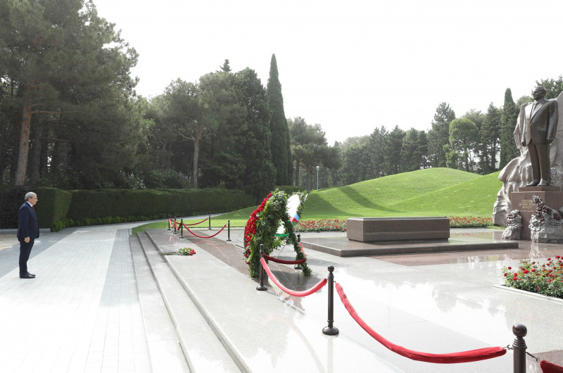 BDU kollektivi Fəxri xiyabanda Ulu Öndər Heydər Əliyevin məzarını ziyarət edib