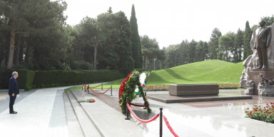 BDU kollektivi Fəxri xiyabanda Ulu Öndər Heydər Əliyevin məzarını ziyarət edib