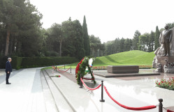 BDU kollektivi Fəxri xiyabanda Ulu Öndər Heydər Əliyevin məzarını ziyarət edib