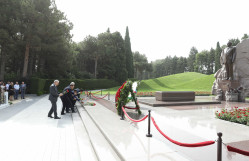 BDU kollektivi Fəxri xiyabanda Ulu Öndər Heydər Əliyevin məzarını ziyarət edib