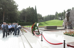 BDU kollektivi Fəxri xiyabanda Ulu Öndər Heydər Əliyevin məzarını ziyarət edib