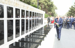 BDU kollektivi Fəxri xiyabanda Ulu Öndər Heydər Əliyevin məzarını ziyarət edib