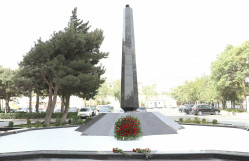 BDU kollektivi Fəxri xiyabanda Ulu Öndər Heydər Əliyevin məzarını ziyarət edib