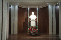 BDU kollektivi Fəxri xiyabanda Ulu Öndər Heydər Əliyevin məzarını ziyarət edib