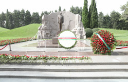 BDU kollektivi Fəxri xiyabanda Ulu Öndər Heydər Əliyevin məzarını ziyarət edib