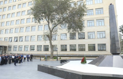 BDU kollektivi Fəxri xiyabanda Ulu Öndər Heydər Əliyevin məzarını ziyarət edib