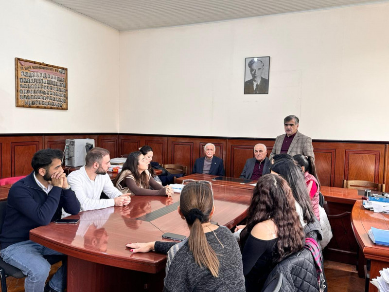 Bərk cisimlər fizikası kafedrasının elmi seminarı keçirilib