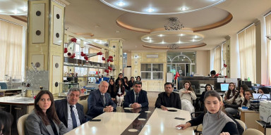 Pakistanın Lahor Universitetinin professoru BDU-da elmi seminar keçirib