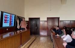 Moldovalı alim BDU-nun Fizika fakültəsində elmi seminar keçirib