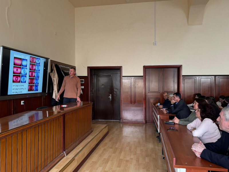 Moldovalı alim BDU-nun Fizika fakültəsində elmi seminar keçirib