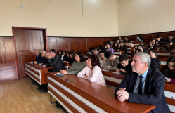 Moldovalı alim BDU-nun Fizika fakültəsində elmi seminar keçirib