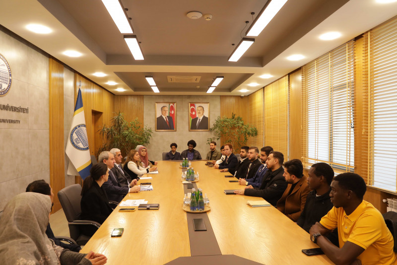 Rektor Elçin Babayev BDU-da təhsil alan xarici tələbələrin bir qrupu ilə görüşüb
