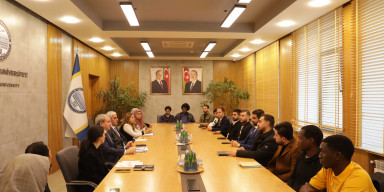 Rektor Elçin Babayev BDU-da təhsil alan xarici tələbələrin bir qrupu ilə görüşüb