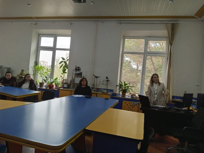 Elmi seminarda İkiölçülü kristalların elektron strukturu barədə danışılıb