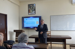 Pakistanın Lahor Universitetinin professoru BDU-da elmi seminar keçirib