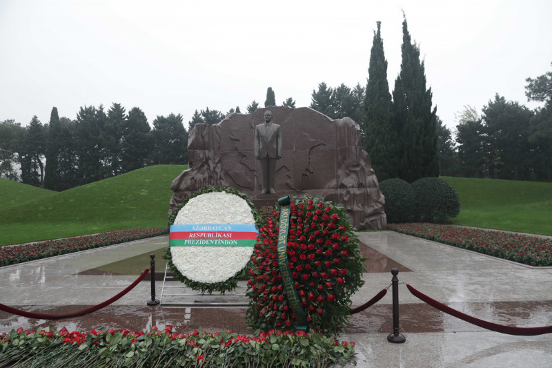 BDU kollektivi Fəxri xiyabanda Ümummilli Lider Heydər Əliyevin məzarını ziyarət edib