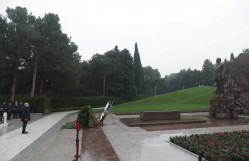 BDU kollektivi Fəxri xiyabanda Ümummilli Lider Heydər Əliyevin məzarını ziyarət edib