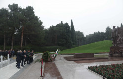 BDU kollektivi Fəxri xiyabanda Ümummilli Lider Heydər Əliyevin məzarını ziyarət edib