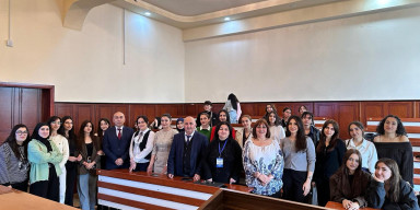 Beykend Universitetinin professoru Fizika fakültəsində ustad dərsi keçib