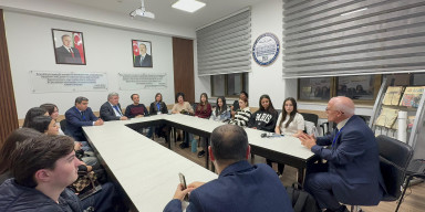 Türkiyəli professor elmi seminarda çıxış edib