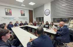 Türkiyəli professor elmi seminarda çıxış edib