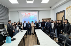 Türkiyəli professor elmi seminarda çıxış edib