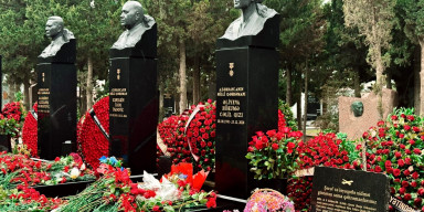 Fizika fakültəsinin “BDU könüllüləri” təşkilatının təşkilatçılığı ilə Azərbaycan Respublikasının Milli Qəhrəmanlarının əziz xatirəsini yad etmək məqsədilə onların məzarlarını ziyarət ediblər.